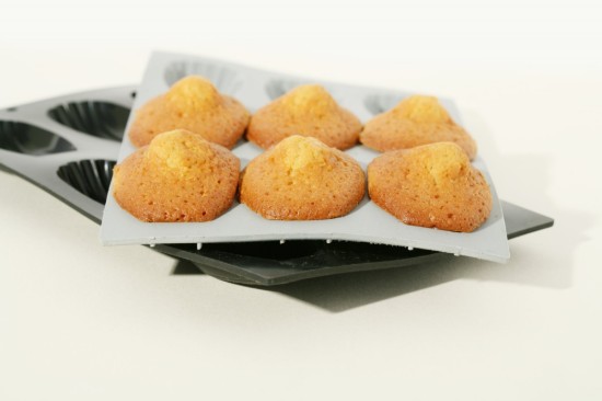 Stampo in silicone per 9 madlenes, 30 x 17,6 cm - marchio "de Buyer".