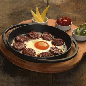 Cast iron serving platter, round, with wooden stand, 20 cm - LAVA brand