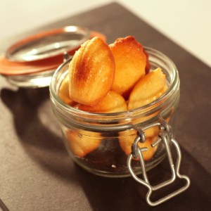 Stampo in silicone per mini madeleine, 30 pezzi, 30 x 17,6 cm - marchio "de Buyer"