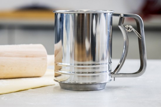 Krus til sigtning af mel og melis, 750 ml – lavet af Kitchen Craft