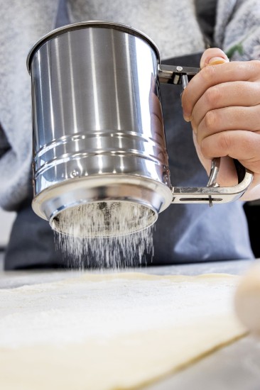 Krus til sigtning af mel og melis, 750 ml – lavet af Kitchen Craft
