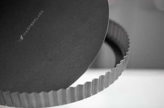 Round mould for baking tarts, 20 cm, carbon steel - by Kitchen Craft