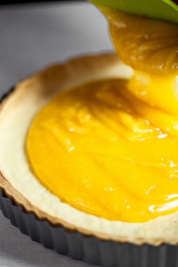 Round mould for baking tarts, 20 cm, carbon steel - by Kitchen Craft