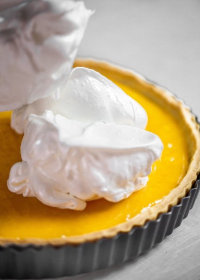 Round mould for baking tarts, 20 cm, carbon steel - by Kitchen Craft