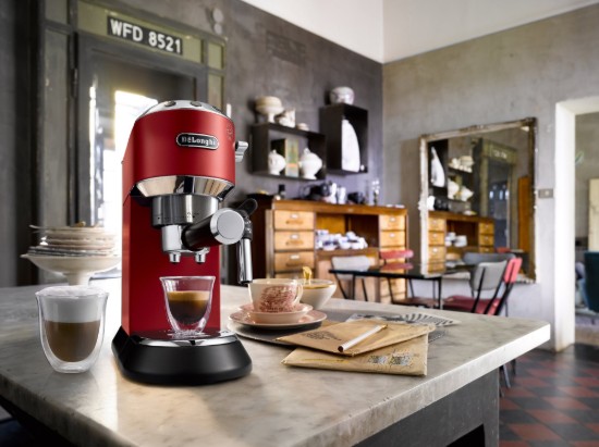 Macchina per caffè espresso manuale, 1300W, "Dedica", rossa - De'Longhi