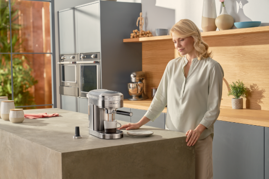 Macchina espresso elettrica "Artisan", 1470W, colore "Stainless Steel" - marchio KitchenAid