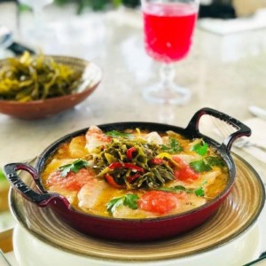 Round cast iron dish, 20 cm, with wooden stand, red - LAVA