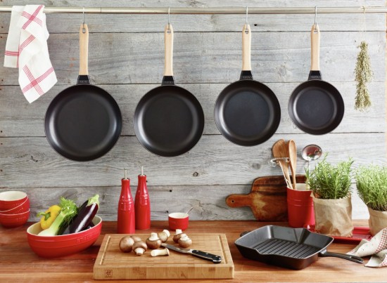 Cast iron frying pan, with wooden handle, 24 cm - Staub