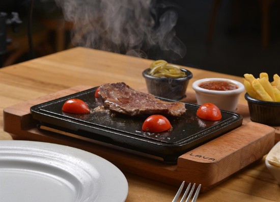 Piastra in ghisa, 22x16 cm, con supporto in legno e base in acciaio inox - marca LAVA