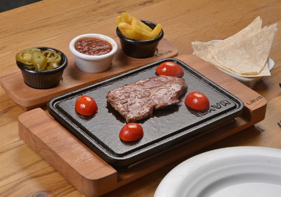 Piastra in ghisa, 22x16 cm, con supporto in legno e base in acciaio inox - marca LAVA