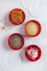 Set van 4 kommen, met deksel, kunststof, "Empire Red" - merk KitchenAid