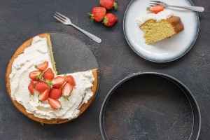 Vassoio per torta, con meccanismo di chiusura, 26 cm - di Kitchen Craft