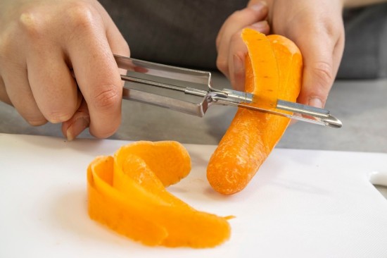 Utensil for peeling fruits/vegetables with swiveled blade - by Kitchen Craft