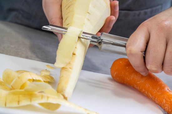 Utensil for peeling fruits/vegetables with swiveled blade - by Kitchen Craft