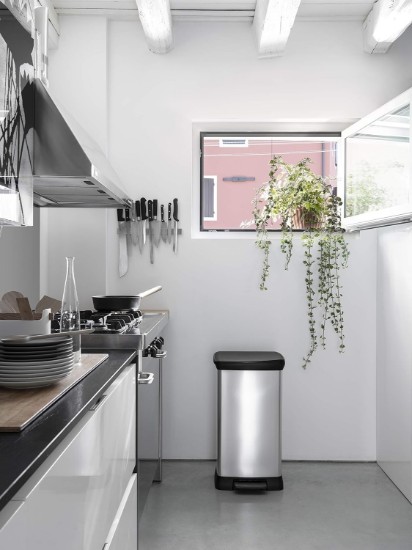"Deco" trash bin provided with pedal, 50 L, Metallic gray - Curver